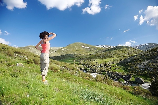 포토 JPG 해외이미지 라이프스타일 여자 유럽 스포츠 여행 오렌지 바지 자연 하늘 휴가 산 이끼 한명 사람 풍경 성인 야외 가로 빨간색 여름 파란색 계곡 봄 트래킹 하이킹 회색 바위 흰색 시골 스페인 정상 언덕 절정 혼자 수평선 해외포토 1 계절 나라 컬러 과일 하의 레저 생활 돌_바위 생태계 파일형식 이미지허브