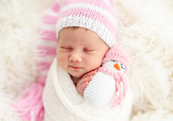 포토 JPG 해외이미지 한명 사람 귀여움 아기 신생아 잡기 잠 담요 니트 눈사람인형 안락 해외포토 1 인형 컨셉 상의 모션 파일형식 이미지허브