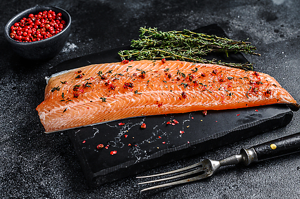 포토 JPG 해외이미지 포크 검은배경 실내 사람없음 허브 날것 연어 후추 연어요리 돌접시 해외포토 식물 식기 접시 음식 백그라운드 어류 내부 검은색 향신료 파일형식 이미지허브