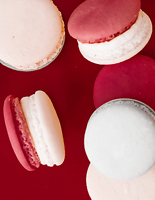 포토 JPG 해외이미지 디저트 실내 사람없음 달콤 마카롱 빨간배경 해외포토 음식 백그라운드 내부 빨간색 맛 파일형식 이미지허브