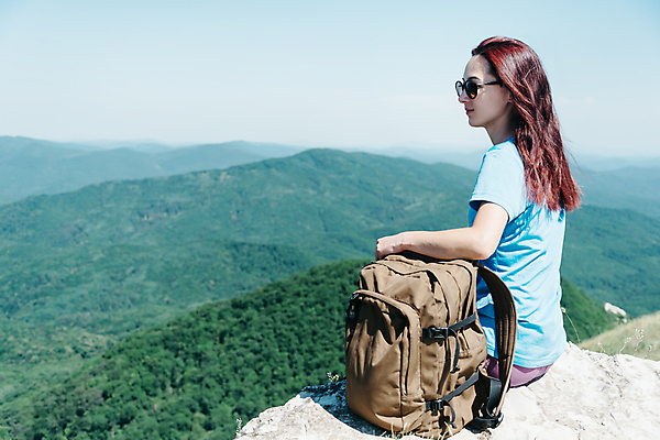 포토 JPG 해외이미지 1 라이프스타일 여자 스포츠 여행 배낭 자연 하늘 휴식 산 한명 사람 앉기 야외 파란색 트래킹 하이킹 가장자리 정상 절정 하이커 해외포토 컬러 컨셉 가방 모션 레저 생활 둘레 생태계 파일형식 이미지허브