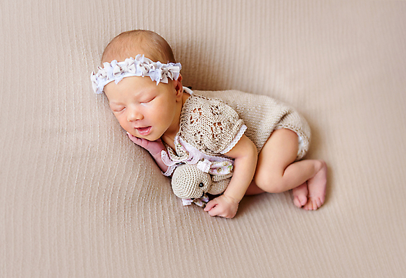 포토 JPG 해외이미지 백인 여자 안기 한명 미소 귀여움 침대 아기 신생아 머리띠 잠 니트 여자아기한명만 안락 해외포토 서양인 1 가구 컨셉 상의 장신구 모션 표정 사람 여자한명만 여자아기만 파일형식 이미지허브