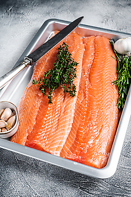 포토 JPG 해외이미지 그릇 쟁반 실내 마늘 사람없음 나이프 허브 흰배경 날것 연어 로즈메리 해외포토 식물 식기 백그라운드 채소 어류 내부 흰색 칼 파일형식 이미지허브