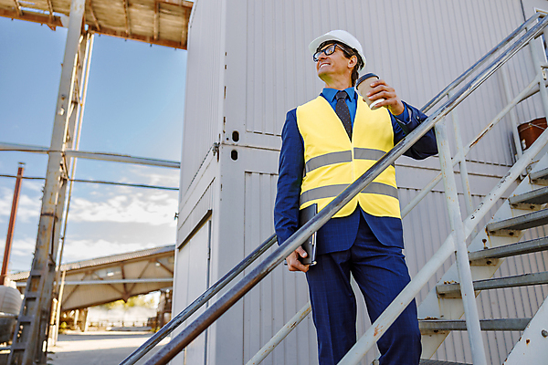 포토 JPG 해외이미지 식물 백인 직업 남자 산업 종이 커피 음료 공장 노동자 한명 미소 사람 성인 야외 건물 컵 계단 조끼 업무 기술자 엔지니어 제조 헬멧 문서 폴더 긍정 테이크아웃 공학 건축업자 운영자 카페인 해외포토 서양인 1 식기 건축물 교육 건축 컨셉 공업 표정 외투 작업 보호장비 파일 파일형식 이미지허브