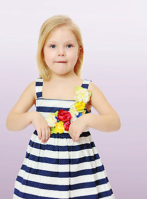 포토 JPG 해외이미지 백인 1 드레스 행복 얼굴 어린이 백그라운드 휴가 한명 사람 빨간색 기쁨 흰색 작음 해외포토 서양인 옷 감정 컬러 신체부위 크기 파일형식 이미지허브