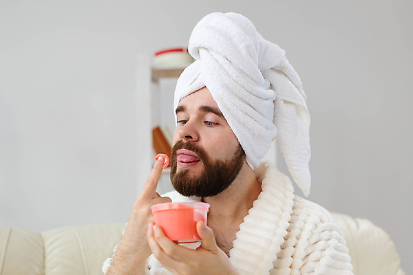 포토 JPG 해외이미지 남자 수염 한명 들기 상반신 성인 수건 뷰티 관찰 목욕가운 스킨케어 스크럽 스크럽제 성인남자한명만 해외포토 1 모션 사람 위생용품 가운 남자한명만 성인남자만 파일형식 이미지허브