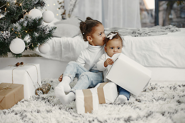 포토 JPG 해외이미지 나무 백인 전통 여자 딸 행복 얼굴 어린이 백그라운드 크리스마스 2 겨울 휴가 주택 실내 선물 사람 내부 두명 장식 초록색 파란색 빛 상자 금발 장난감 축제 방 흰색 청바지 축하 아기 12월 스웨터 해외포토 서양인 식물 헤어스타일 계절 기념일 감정 컬러 컨셉 상의 바지 가족 건물 신체부위 날짜 파일형식 이미지허브