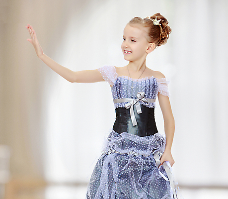 포토 JPG 해외이미지 백인 드레스 여자 어린이 포즈 실내 한명 상반신 앞모습 손들기 잡기 공주옷 소녀한명만 해외포토 서양인 1 옷 뷰포인트 모션 사람 내부 여자한명만 소녀만 파일형식 이미지허브