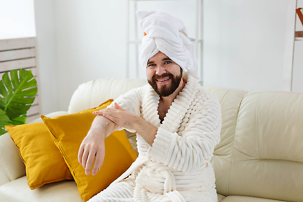 포토 JPG 해외이미지 응시 남자 쿠션 수염 한명 상반신 성인 앞모습 소파 수건 뷰티 목욕가운 스킨케어 성인남자한명만 해외포토 1 시선 뷰포인트 의자 사람 위생용품 가운 남자한명만 성인남자만 파일형식 이미지허브