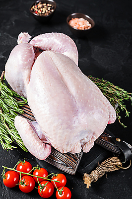 포토 JPG 해외이미지 그릇 방울토마토 검은배경 실내 사람없음 닭고기 신선 날것 소금 후추 로즈메리 나무도마 백리향 생닭 해외포토 식기 백그라운드 토마토 도마 육류 내부 목재 검은색 닭 허브 향신료 파일형식 이미지허브