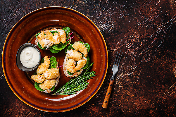 포토 JPG 해외이미지 빵 포크 실내 사람없음 하이앵글 샐러드 해물요리 해산물 새우튀김 타르타르소스 카피스페이스 나무배경 해외포토 식기 음식 뷰포인트 백그라운드 새우 내부 공백 튀김 소스_음식 파일형식 이미지허브