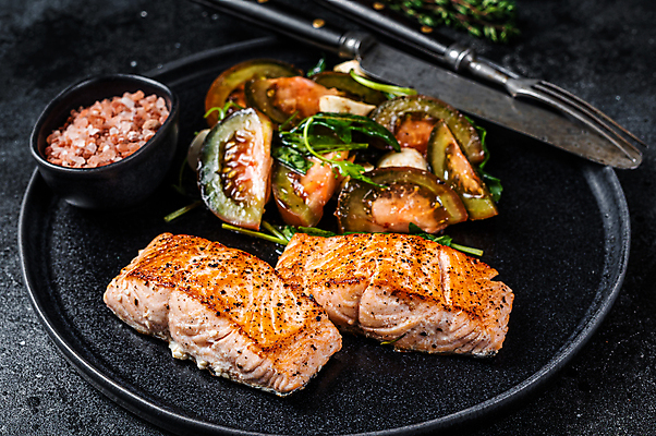 포토 JPG 해외이미지 그릇 접시 포크 토마토 검은배경 실내 사람없음 샐러드 나이프 소금 연어 연어스테이크 연어요리 해외포토 식기 음식 백그라운드 채소 어류 스테이크 내부 검은색 칼 파일형식 이미지허브