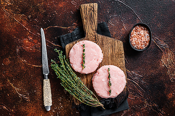 포토 JPG 해외이미지 그릇 실내 사람없음 하이앵글 닭고기 신선 나이프 날것 패티 로즈메리 나무도마 백리향 나무배경 핑크솔트 해외포토 식기 뷰포인트 백그라운드 도마 육류 내부 목재 칼 허브 소금 파일형식 이미지허브