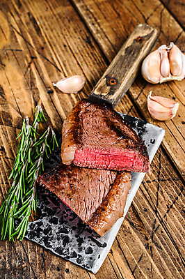 포토 JPG 해외이미지 단면 실내 마늘 스테이크 비프스테이크 사람없음 소고기 슬라이스 식칼 로즈메리 나무배경 해외포토 백그라운드 채소 주방용품 서양음식 육류 내부 허브 파일형식 이미지허브