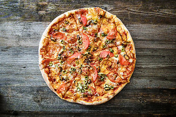 포토 JPG 해외이미지 검은배경 피자 패스트푸드 실내 사람없음 하이앵글 콤비네이션피자 나무배경 해외포토 뷰포인트 백그라운드 서양음식 내부 검은색 인스턴트 파일형식 이미지허브