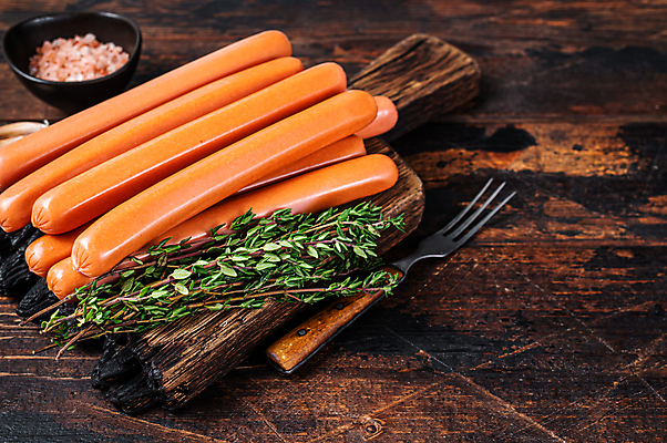 포토 JPG 해외이미지 실내 사람없음 소시지 나무도마 백리향 프랑크햄 나무배경 해외포토 백그라운드 도마 내부 목재 가공식품 햄 파일형식 이미지허브