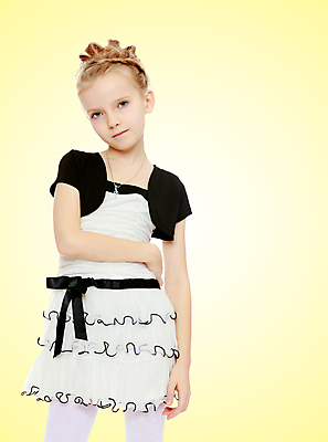 포토 JPG 해외이미지 백인 1 드레스 행복 얼굴 어린이 백그라운드 휴가 한명 사람 경사 빨간색 빛 노란색 기쁨 흰색 작음 해외포토 서양인 옷 감정 컬러 신체부위 크기 파일형식 이미지허브