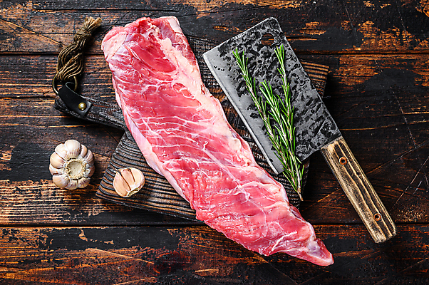 포토 JPG 해외이미지 식재료 실내 생고기 돼지고기 사람없음 하이앵글 신선 식칼 로즈메리 나무도마 등갈비 통마늘 나무배경 해외포토 뷰포인트 백그라운드 주방용품 도마 마늘 육류 내부 목재 허브 파일형식 이미지허브