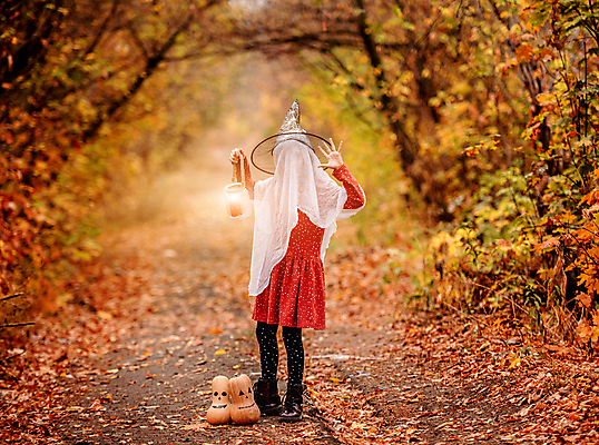 포토 JPG 해외이미지 전신 여자 어린이 호박 한명 들기 앞모습 할로윈 유령 마녀모자 소녀한명만 해외포토 모자_잡화 1 뷰포인트 채소 모션 사람 여자한명만 소녀만 파일형식 이미지허브