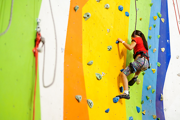 포토 JPG 해외이미지 전신 여자 어린이 실내 매달리기 한명 옆모습 10대 잡기 오르기 인공암벽등반 클라이밍 소녀한명만 클라이밍선수 해외포토 1 뷰포인트 모션 청소년 운동선수 사람 내부 등반 암벽등반 여자한명만 소녀만 파일형식 이미지허브