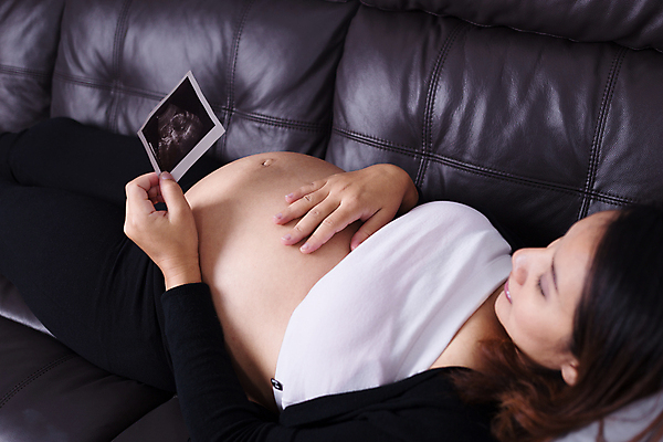 포토 JPG 해외이미지 백인 응시 여자 행복 태국 엄마 휴식 주택 한국 건강 한명 사람 앉기 동양인 성인 소파 일본 사진촬영 중국 희망 임신 방 터치 아기 잡기 기다림 예측 태교 리빙 거짓말 돌봄 해외포토 서양인 1 시선 감정 아시아 컨셉 의자 가족 모션 인종 건물 촬영 파일형식 이미지허브