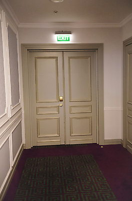 포토 JPG 해외이미지 디자인 벽 백그라운드 패턴 출입구 바닥 실내 안전 사람없음 내부 장식 빨간색 라벨 문 식당 방 긴급 탈출 심볼 사인 빛망울 대피 방법 해외포토 컬러 컨셉 무늬 프레임 빛 상점 파일형식 이미지허브