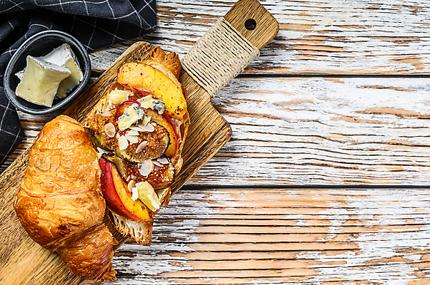 포토 JPG 해외이미지 실내 사람없음 하이앵글 식탁보 크루아상 버터 나무도마 카피스페이스 나무배경 크루아상샌드위치 해외포토 빵 뷰포인트 백그라운드 도마 샌드위치 내부 목재 공백 파일형식 이미지허브