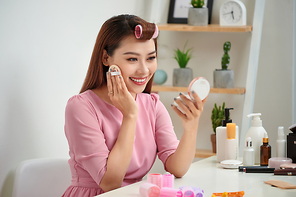 포토 JPG 해외이미지 여자 실내 한명 들기 동양인 상반신 성인 앞모습 옆모습 화장 뷰티 헤어롤 팩트 성인여자한명만 해외포토 1 뷰포인트 모션 사람 인종 내부 화장품 미용용품 여자한명만 성인여자만 파일형식 이미지허브