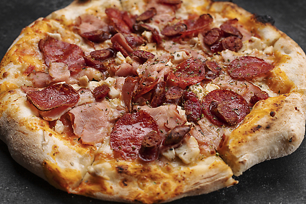 포토 JPG 해외이미지 검은배경 패스트푸드 실내 사람없음 소시지 살라미 페퍼로니피자 해외포토 백그라운드 피자 내부 검은색 가공식품 인스턴트 파일형식 이미지허브