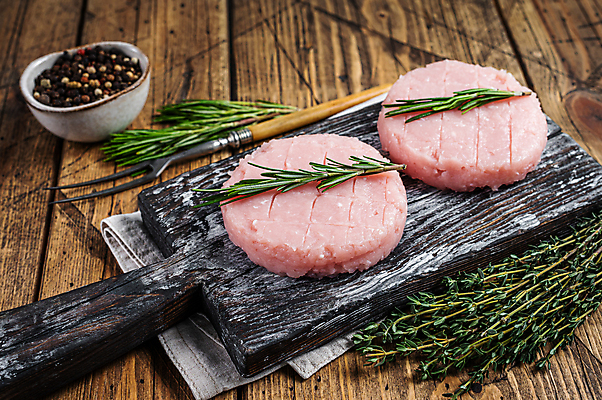 포토 JPG 해외이미지 그릇 포크 실내 사람없음 닭고기 신선 날것 후추 패티 로즈메리 나무도마 백리향 나무배경 해외포토 식기 백그라운드 도마 육류 내부 목재 허브 향신료 파일형식 이미지허브