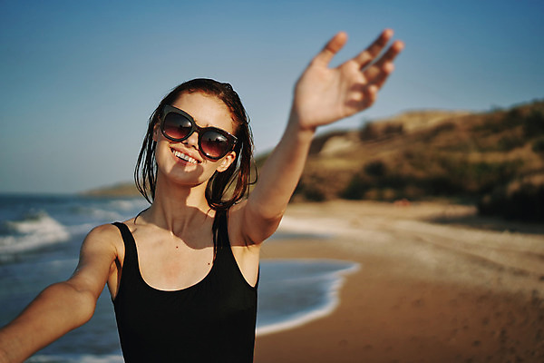 포토 JPG 해외이미지 주간 여자 여유 휴식 한명 상반신 성인 해변 야외 앞모습 아웃포커스 여름휴가 바캉스 선글라스 손뻗기 성인여자한명만 해외포토 자연요소 1 감정 안경 바다 뷰포인트 컨셉 모션 휴가 촬영기법 사람 여자한명만 성인여자만 파일형식 여름_계절 이미지허브