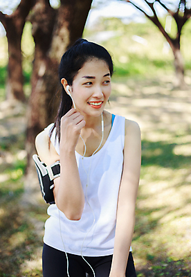 포토 JPG 해외이미지 나무 라이프스타일 공원 여자 행복 음악 스포츠 이어폰 백그라운드 인터넷 태국 자연 모바일 한국 건강 한명 미소 사람 동양인 야외 스마트폰 운동복 달리기 운동 일본 헤드폰 중국 듣기 스마트 연습 해외포토 식물 1 옷 공공시설 감정 아시아 음향기기 컨셉 모션 문화예술 표정 인종 생활 핸드폰 스마트기기 생태계 파일형식 이미지허브