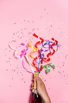 포토 JPG 해외이미지 손 리본 실내 들기 신체부위 하이앵글 파티 축하 생일 샴페인 즐거움 꽃가루 샴페인병 분홍색배경 해외포토 기념일 감정 뷰포인트 분홍색 백그라운드 컨셉 모션 술병 주류 사람 이벤트 내부 가루 파일형식 이미지허브