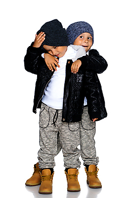 포토 JPG 해외이미지 모자 커플 응시 옷 공원 남자 행복 얼굴 어린이 백그라운드 2 가족 자연 놀이 넥타이 함께함 관리 미소 사람 정장 소년 야외 두명 파란색 유행 검은색 봄 재킷 흰색 쌍 형제 세대 해외포토 시선 잡화 계절 공공시설 감정 컬러 컨셉 관계 표정 신체부위 외투 생태계 파일형식 이미지허브