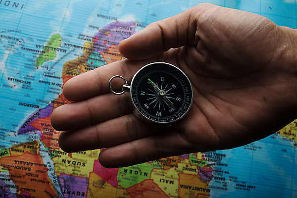 포토 JPG 해외이미지 손 남자 여행 백그라운드 컨셉 지도 가이드 사람 사람없음 가로 세계 수확 잡기 선택 나침반 방향 복고 해외포토 직업 농업 모션 신체부위 파일형식 이미지허브