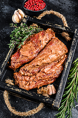 포토 JPG 해외이미지 검은배경 실내 마늘 스테이크 비프스테이크 사람없음 소고기 로즈메리 나무쟁반 백리향 통후추 해외포토 백그라운드 채소 쟁반 서양음식 육류 내부 목재 검은색 허브 후추 파일형식 이미지허브