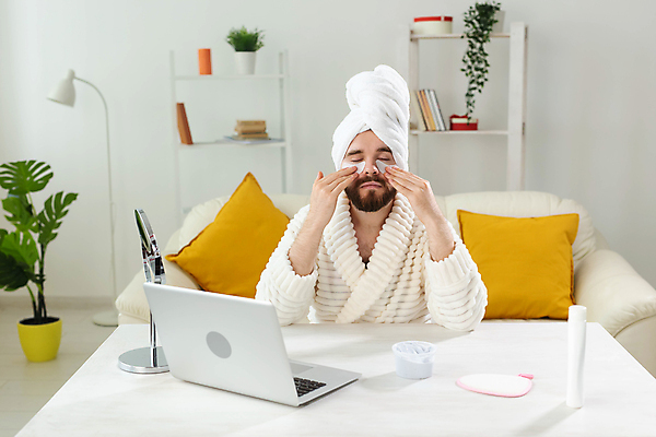 포토 JPG 해외이미지 남자 쿠션 수염 한명 상반신 성인 소파 수건 뷰티 눈감음 거울 목욕가운 스킨케어 바디로션 붙이기 수분크림 아이팩 성인남자한명만 해외포토 1 의자 모션 사람 위생용품 화장품 가운 남자한명만 성인남자만 파일형식 이미지허브