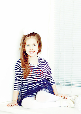 포토 JPG 해외이미지 1 응시 행복 얼굴 어린이 창문 주택 한명 사람 앉기 뷰티 방 수확 흰색 표현 작음 복고 스타일 해외포토 시선 감정 컬러 농업 모션 건물 신체부위 크기 파일형식 이미지허브