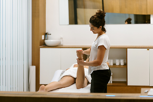 포토 JPG 해외이미지 백인 라이프스타일 손 웰빙 여자 신체 탁자 근육 휴식 건강 사람 두명 치료 운동 뷰티 상점 스파 화장품 환자 흰색 침대 마사지 지압 소중 피부 피부관리 테라피 거짓말 돌봄 물리치료 물리치료사 안마사 재활 치료사 해외포토 서양인 직업 컬러 가구 컨셉 의학 모션 생활 신체부위 파일형식 이미지허브