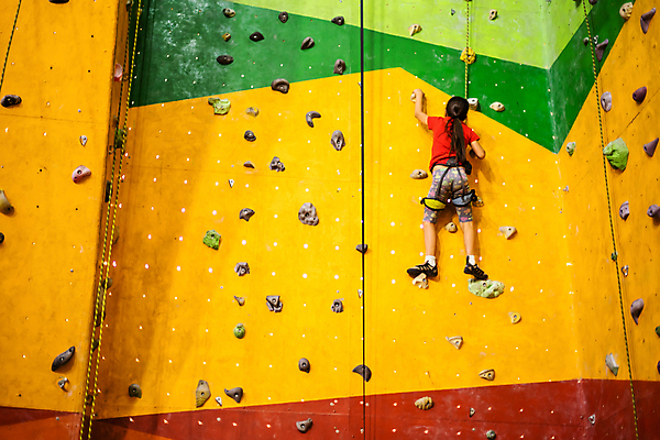 포토 JPG 해외이미지 전신 여자 어린이 실내 매달리기 한명 뒷모습 10대 잡기 인공암벽등반 클라이밍 소녀한명만 클라이밍선수 해외포토 1 뷰포인트 모션 청소년 운동선수 사람 내부 등반 암벽등반 여자한명만 소녀만 파일형식 이미지허브