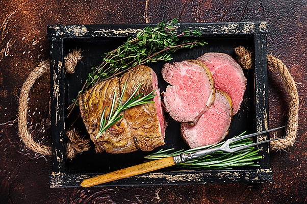 포토 JPG 해외이미지 포크 단면 실내 스테이크 사람없음 하이앵글 소고기 슬라이스 로즈메리 고기포크 나무쟁반 로스트비프 백리향 나무배경 해외포토 식기 뷰포인트 백그라운드 쟁반 서양음식 육류 내부 목재 허브 파일형식 이미지허브