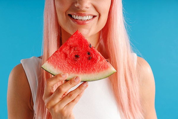 포토 JPG 해외이미지 모델 라이프스타일 헤어스타일 손 응시 여자 음식 분홍색 조각 백그라운드 수박 건강 한명 미소 웃음 성인 가로 파란색 컬러풀 뷰티 유행 상점 잡기 매끈함 실크 이발 먹기 부드러움 내추럴 고립 돌봄 완벽 직진 해외포토 1 시선 컬러 컨셉 과일 모션 표정 사람 생활 신체부위 직물 감각 파일형식 이미지허브