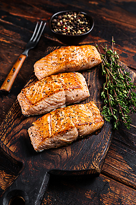 포토 JPG 해외이미지 그릇 포크 실내 사람없음 허브 연어 후추 나무도마 연어스테이크 연어요리 나무배경 해외포토 식물 식기 음식 백그라운드 도마 어류 스테이크 내부 목재 향신료 파일형식 이미지허브