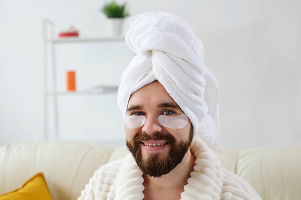 포토 JPG 해외이미지 응시 남자 수염 한명 상반신 성인 수건 선글라스 뷰티 목욕가운 스킨케어 성인남자한명만 해외포토 1 시선 안경 사람 위생용품 가운 남자한명만 성인남자만 파일형식 이미지허브