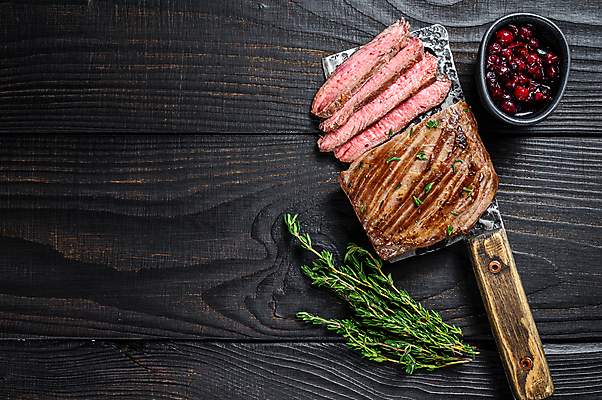 포토 JPG 해외이미지 단면 실내 스테이크 비프스테이크 사람없음 하이앵글 소고기 슬라이스 식칼 백리향 나무배경 해외포토 뷰포인트 백그라운드 주방용품 서양음식 육류 내부 파일형식 이미지허브