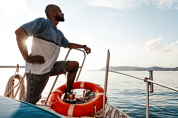 포토 JPG 해외이미지 전신 응시 남자 바다 허리손 요트 하늘 한명 서기 성인 옆모습 여름휴가 바캉스 햇빛 다리들기 성인남자한명만 구명부환 해외포토 1 시선 뷰포인트 포즈 배_교통 모션 휴가 사람 태양 안전장비 튜브 남자한명만 성인남자만 파일형식 여름_계절 이미지허브
