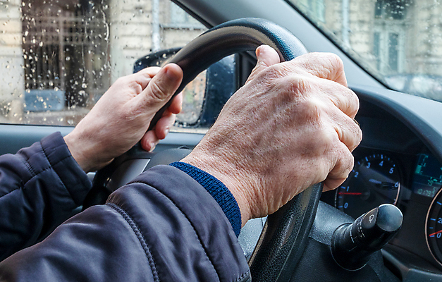 포토 JPG 해외이미지 백인 라이프스타일 손 옷 남자 도로 여행 의자 창문 교통시설 자동차 날씨 거리 실내 안전 사람 앉기 성인 사람없음 옆모습 검은색 재킷 운전 잡기 도시 바퀴 운전사 고급 떨어짐 핸들 계산대 타운 주인 루트 블러 자동 혼자 해외포토 서양인 직업 길 육상교통 뷰포인트 컬러 가구 교통 컨셉 모션 내부 생활 신체부위 외투 시설 파일형식 이미지허브