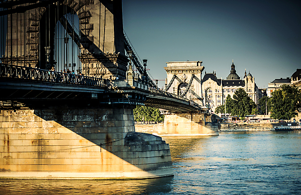 포토 JPG 해외이미지 유럽 여행 건축양식 파노라마 풍경 사람없음 야외 건물 물 파란색 강 도시풍경 바위 도시 강가 웨이브 장면 타운 헝가리 건너기 다뉴브강 부다페스트 옛날 해외포토 자연요소 건축물 건축 나라 컬러 모션 촬영기법 돌_바위 동유럽 파일형식 이미지허브