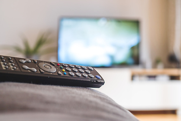 포토 JPG 해외이미지 라이프스타일 컨셉 거실 주택 기술 사람없음 소파 디지털 스크린 모니터 텔레비전 방 흐름 인공위성 판넬 개울 리모컨 필름 스마트 쇼 멀리 스위치 동영상 멀티미디어 할리우드 채널 프로그램 해외포토 의자 통신 건물 생활 전자제품 컴퓨터 강 로스앤젤레스 파일형식 이미지허브