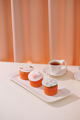 포토 JPG 해외이미지 접시 디저트 실내 사람없음 하트 달콤 찻잔 컵케이크 머핀 해외포토 모양 식기 음식 빵 잔 내부 케이크 맛 파일형식 이미지허브